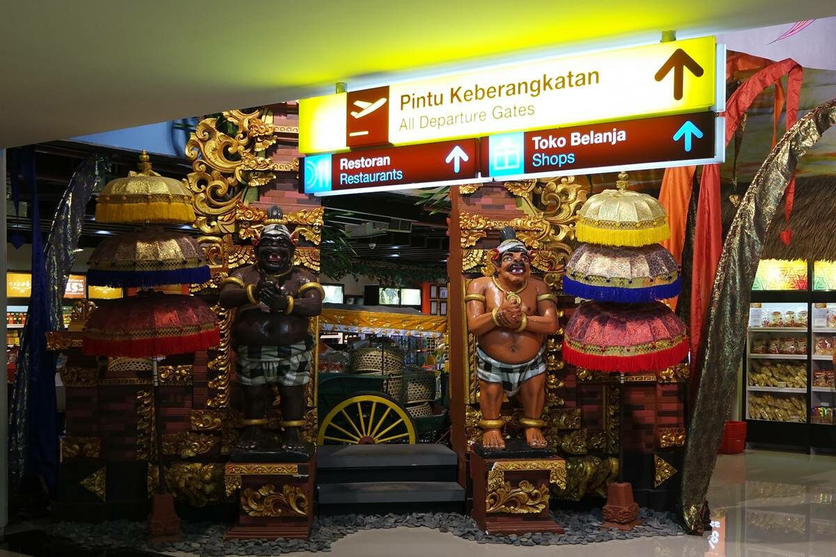 Balinesische Atmosphäre am Flughafen