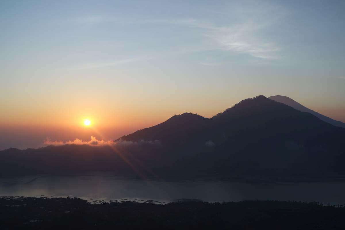 Sonnenaufgang bei einer Vulkantour zum Gunung Batur