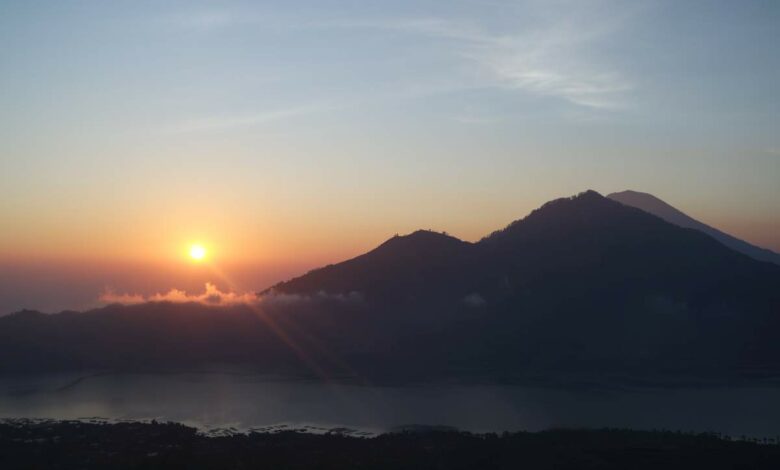 Sonnenaufgang bei einer Vulkantour zum Gunung Batur